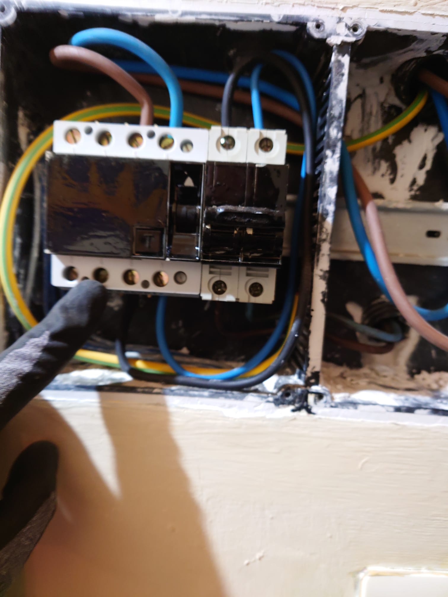 Trabajo electrico en negocio